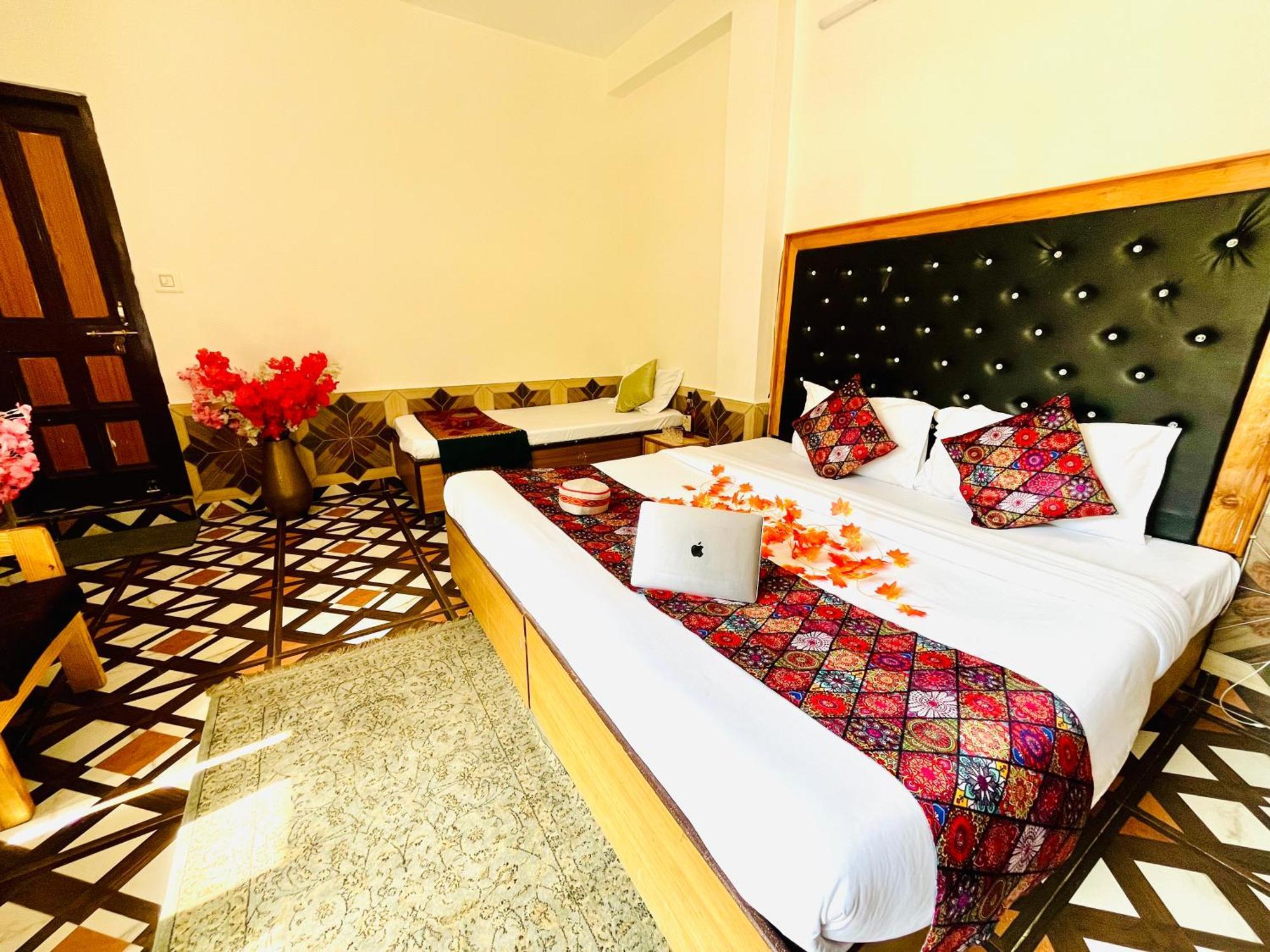 Hotel Brownie River View קאסול מראה חיצוני תמונה